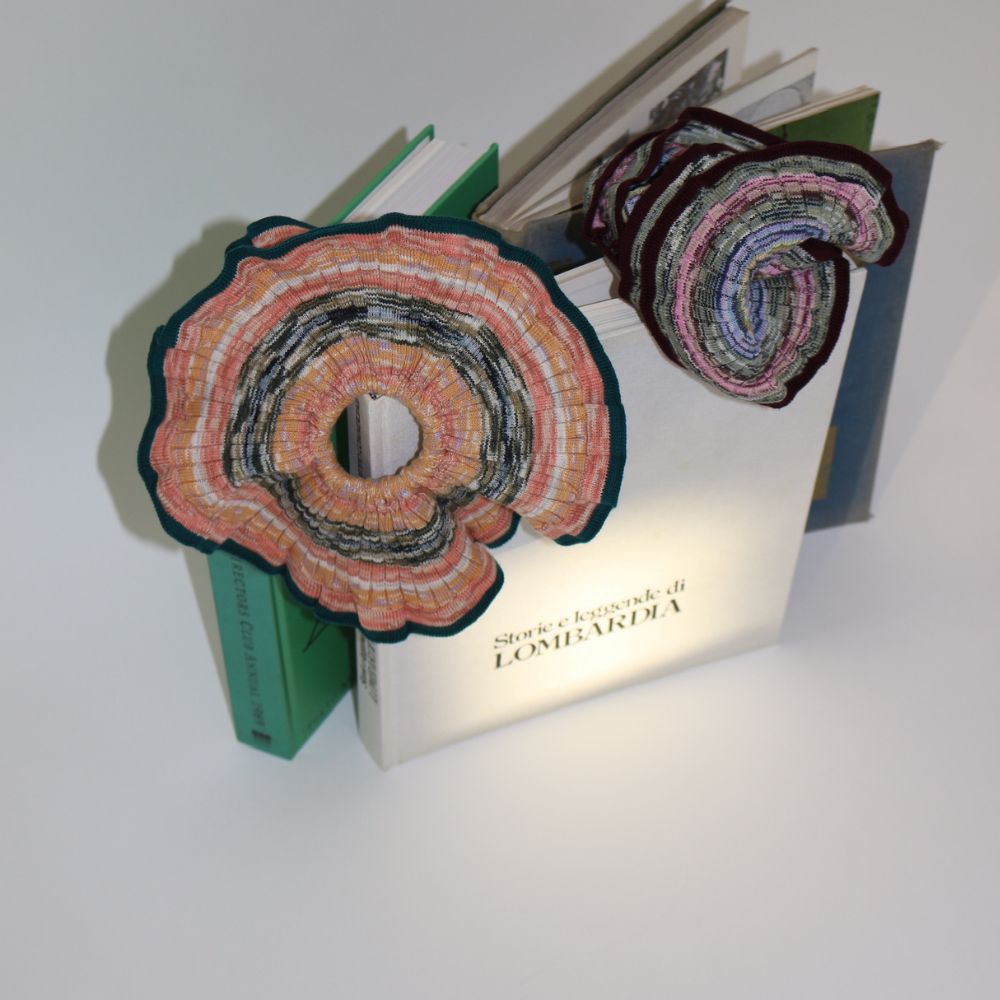 MIXED BORDER KNIT SCRUNCHIE